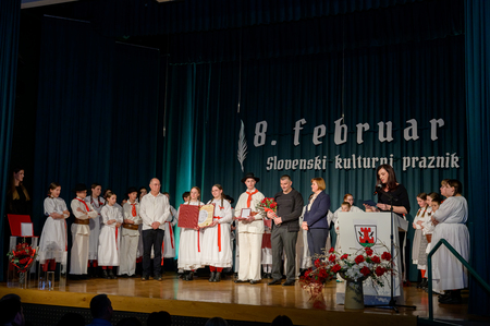 Podelitev priznanja - Starejša otroška folklorna skupina OŠ Metlika - Osrednja obcinska prireditev ob slovenskem kulturnem prazniku